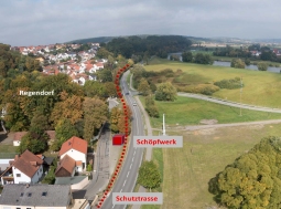 Blick in nördlicher Richtung, links der Ort Regendorf, in der Mitte die Straße, rechts der Fluss Regen